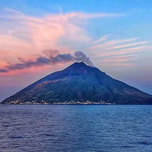 With Terrace Volcano & Sea View 3*, Stromboli Italie